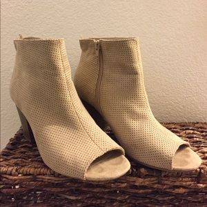 Peep toe boot