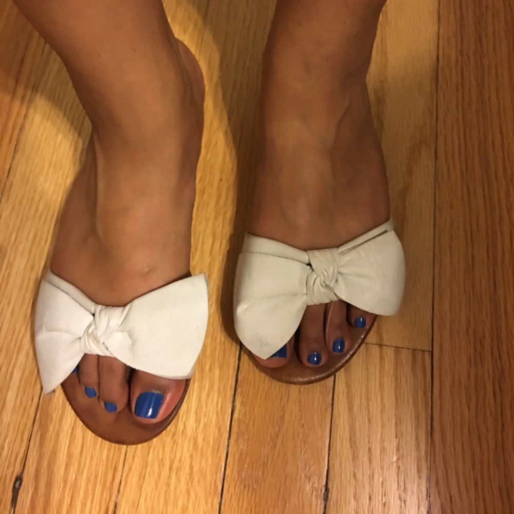 Steve Madden leather bow flip flops