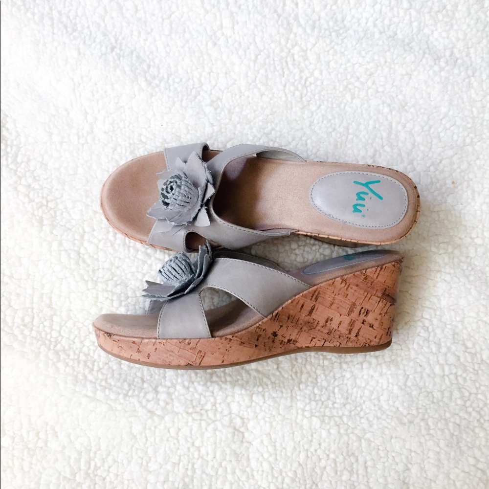 ✨Taupe Flower Wedges✨