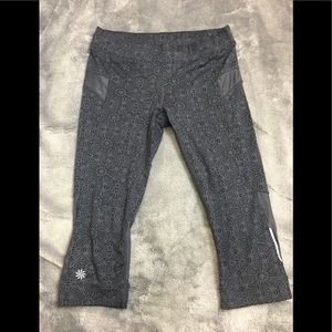 💪 Like New Athleta Grey Patterned Capri Leggings