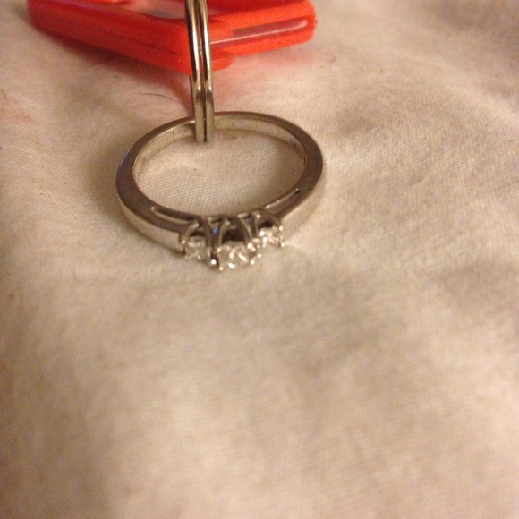 Engagement ring - Picture 2 of 3