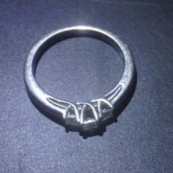 Engagement ring - Picture 3 of 3