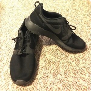 All Black Nike Roshes
