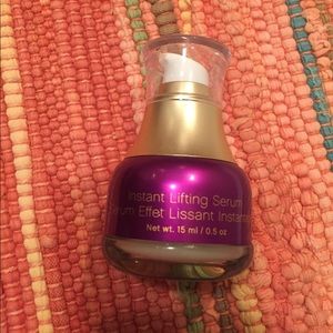 Instant Lifting Serum-Younique 💜💜