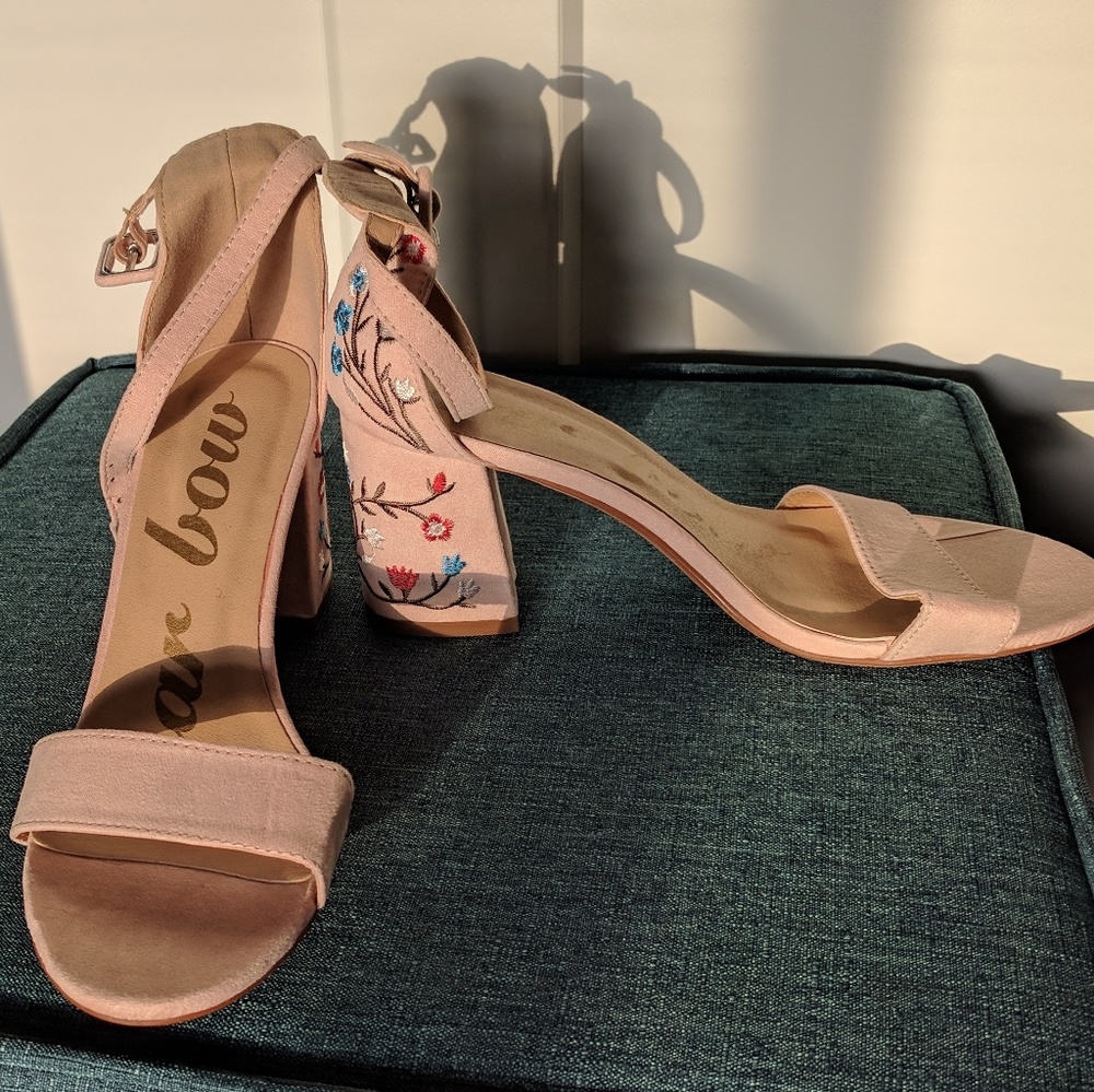 ❌❎SOLD❌❎Gorgeous embroidered sandals 🌸🌺🌷