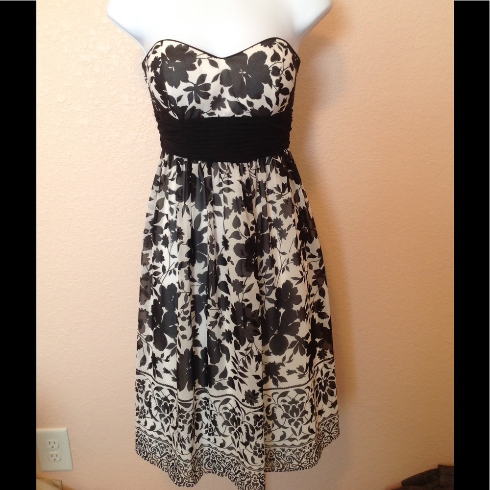 LAST $⬇️ NWOT WHBM Floral Dress Size 0