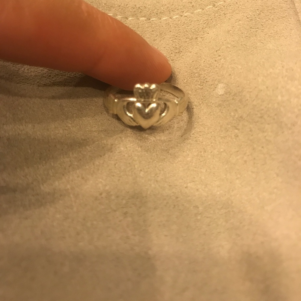 14k white silver claddagh ring- size 7.5