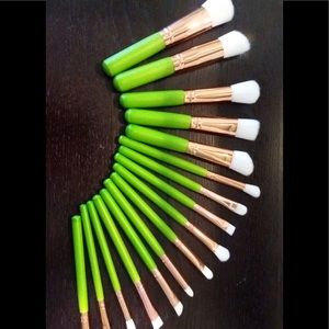 NEW SET OF MAKEUP BRUSHES. COMES WITH HOLDER.