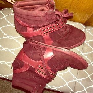 BUCCO red suede wedges