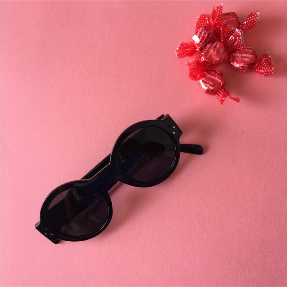 Black circle glasses