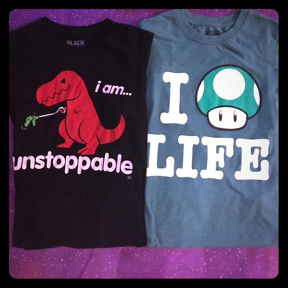 🍄2 graphic tees size Sm/XS🍄