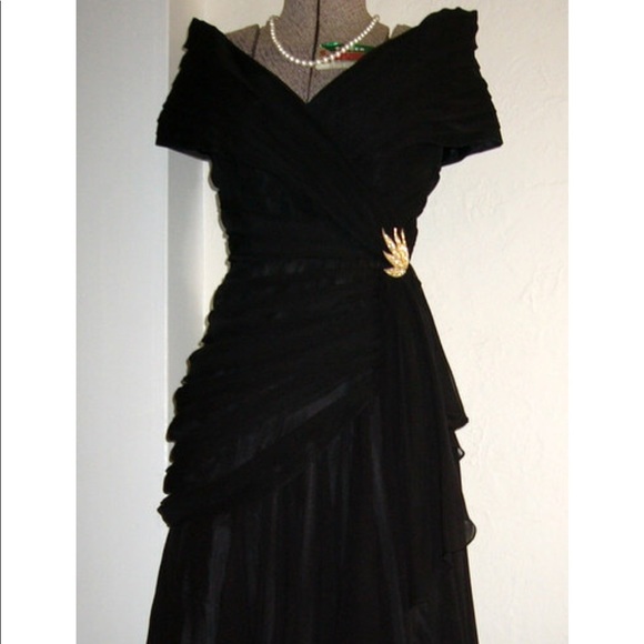 Tadashi Dresses & Skirts - 🎉NEW YEARS EVE🎉TADASHI Ruched Black Dress LBD