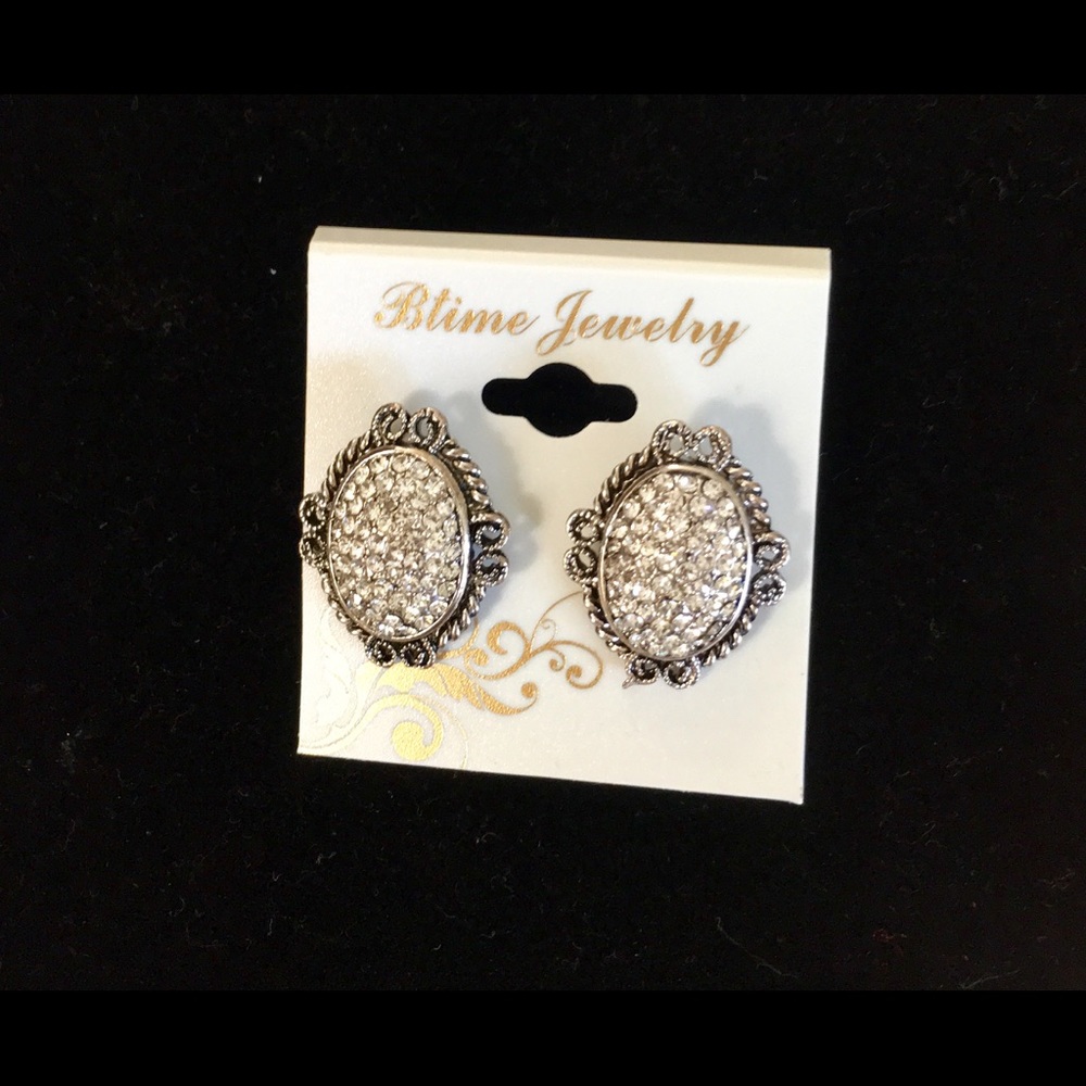 Silver accent earrings stud