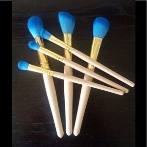 NEW SET OF MAKEUP BRUSHES COMES WITH HOLDER.