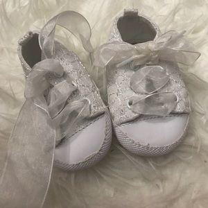 White baby shoes💕