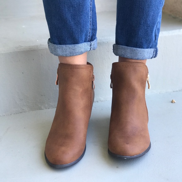 Ankle Bootie Zipper Details - Picture 2 of 4