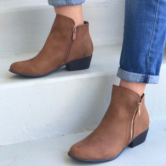 Ankle Bootie Zipper Details - Picture 3 of 4