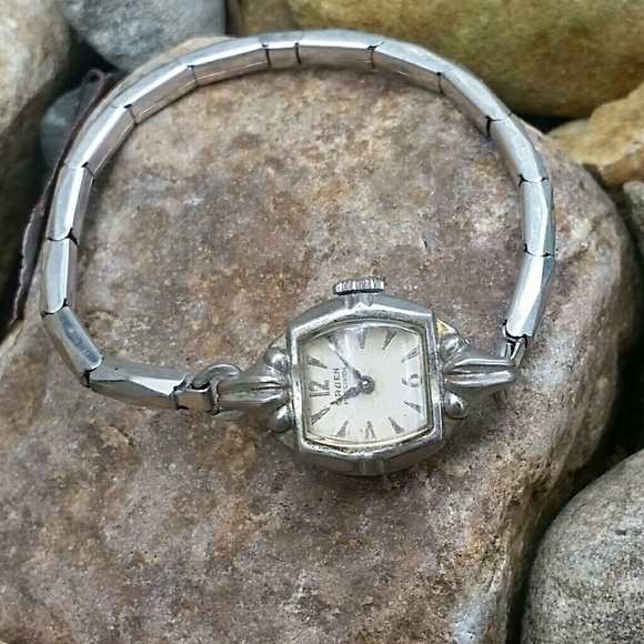 Elegant Vintage Bracelet Watch - Picture 1 of 2