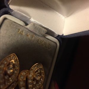 10 KT GOLD "eye" shaped earrings w/ pearl dangling