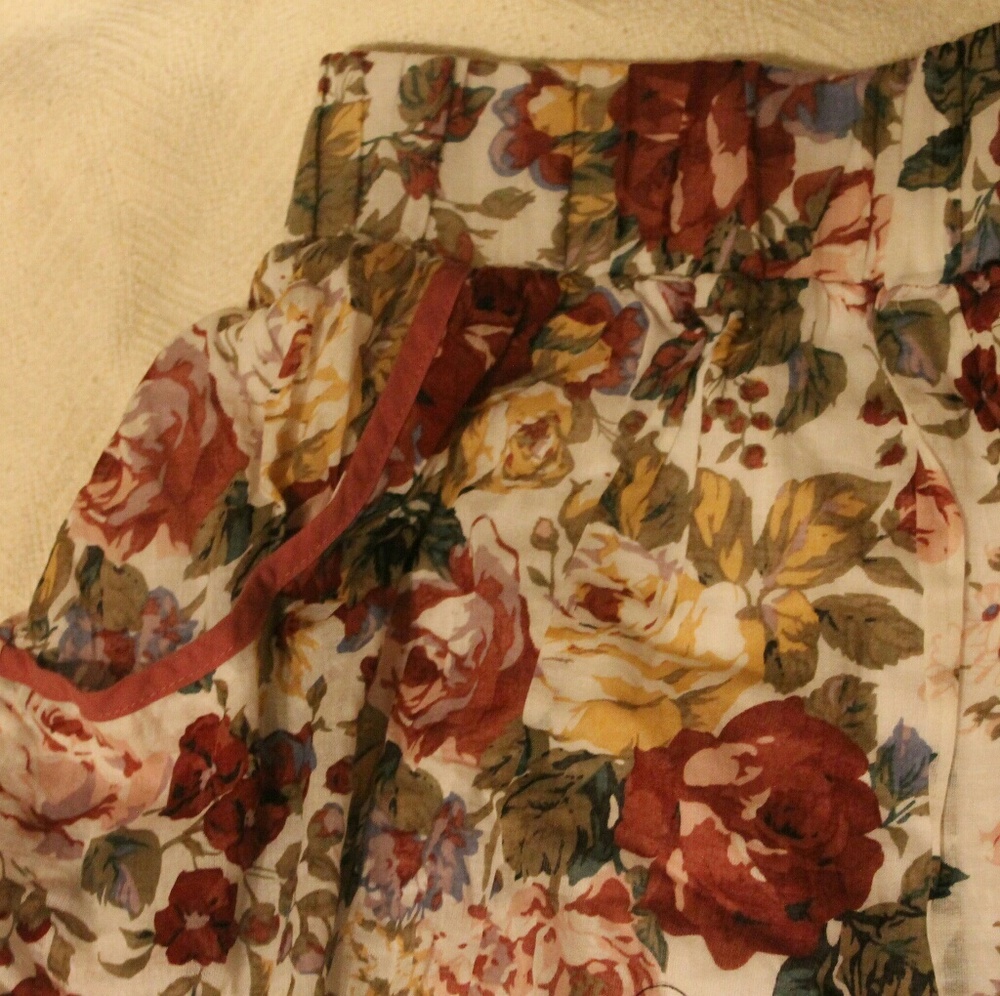 Cute Floral Skirt - Picture 2 of 3