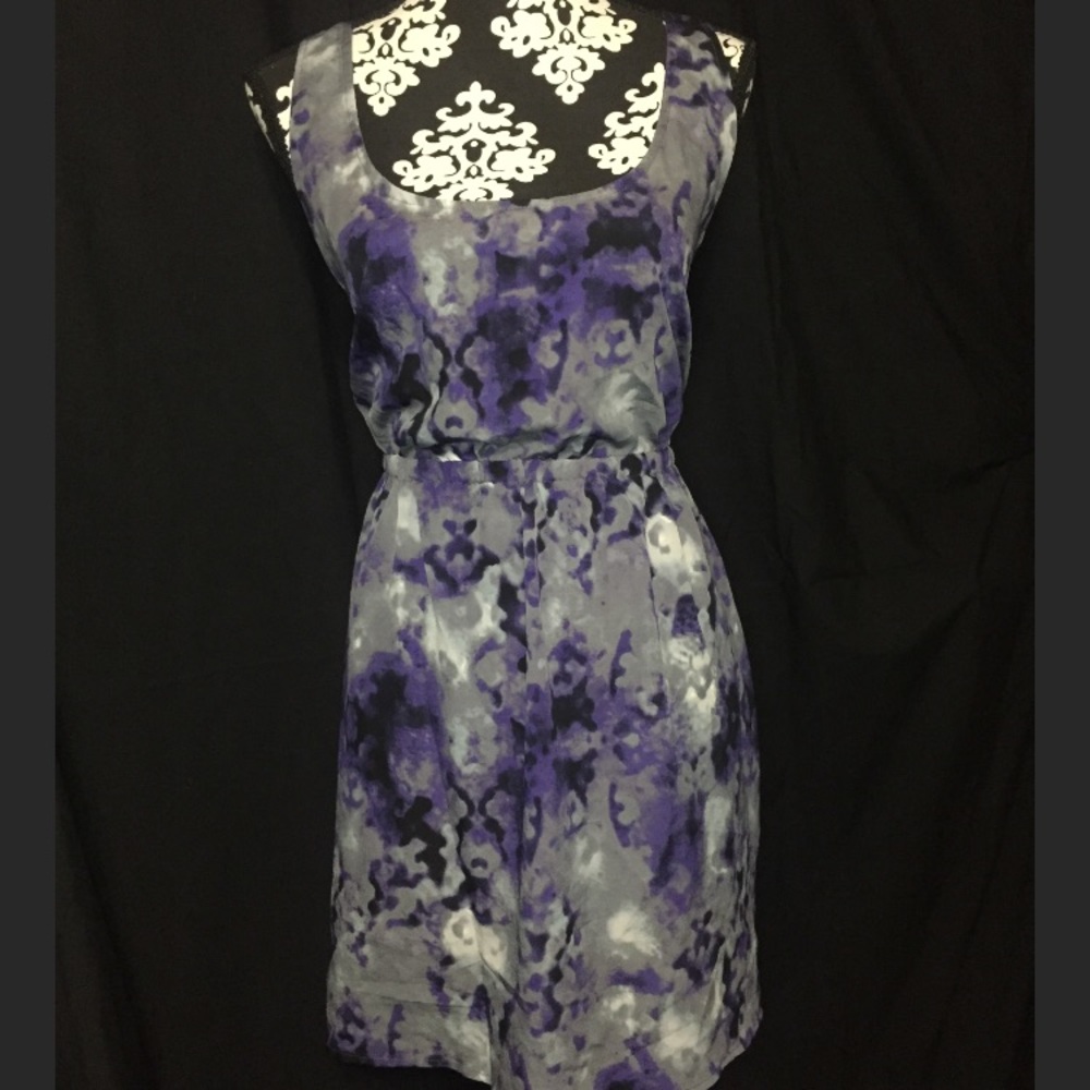 Short dress with a back cutout