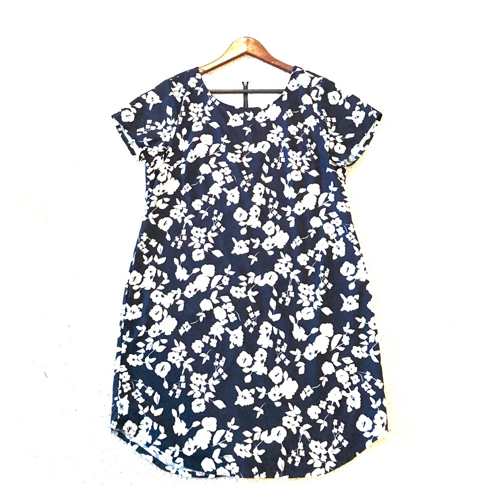 Gorgeous navy blue and off white flowers dress!