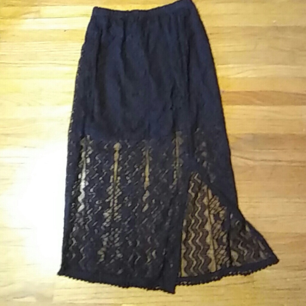 Black mini lace cover slit on theigh