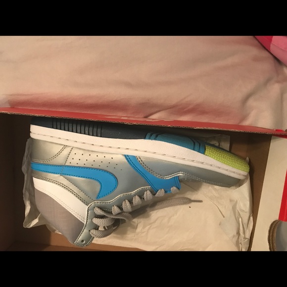 Sneakers - Picture 2 of 3