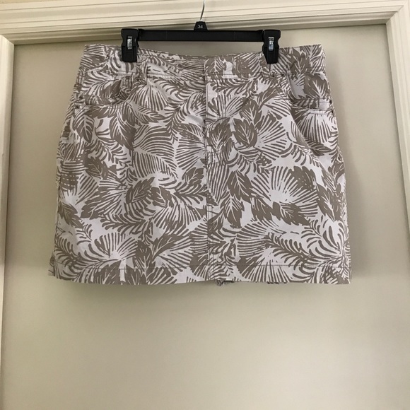 Authentic tan and white Skort. - Picture 1 of 4