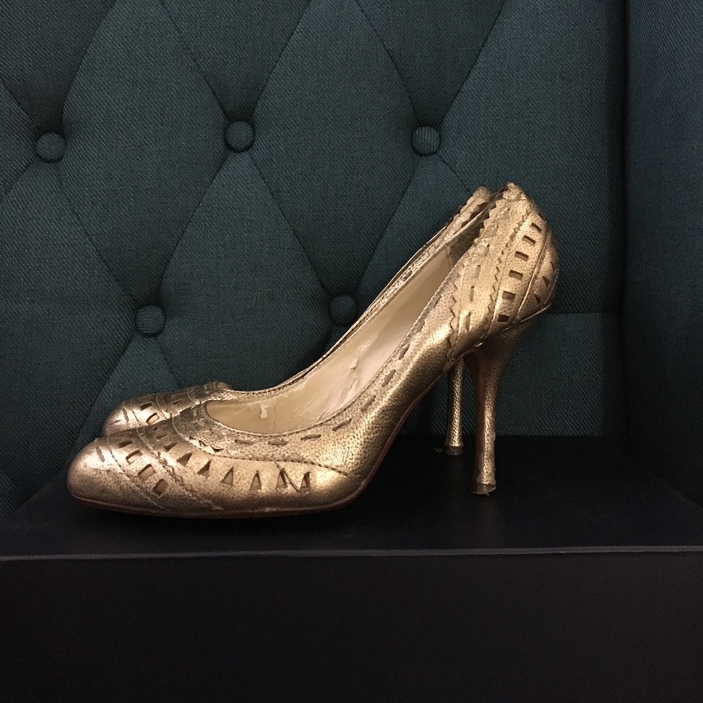 Max Studio Gold metallic round toe pumps
