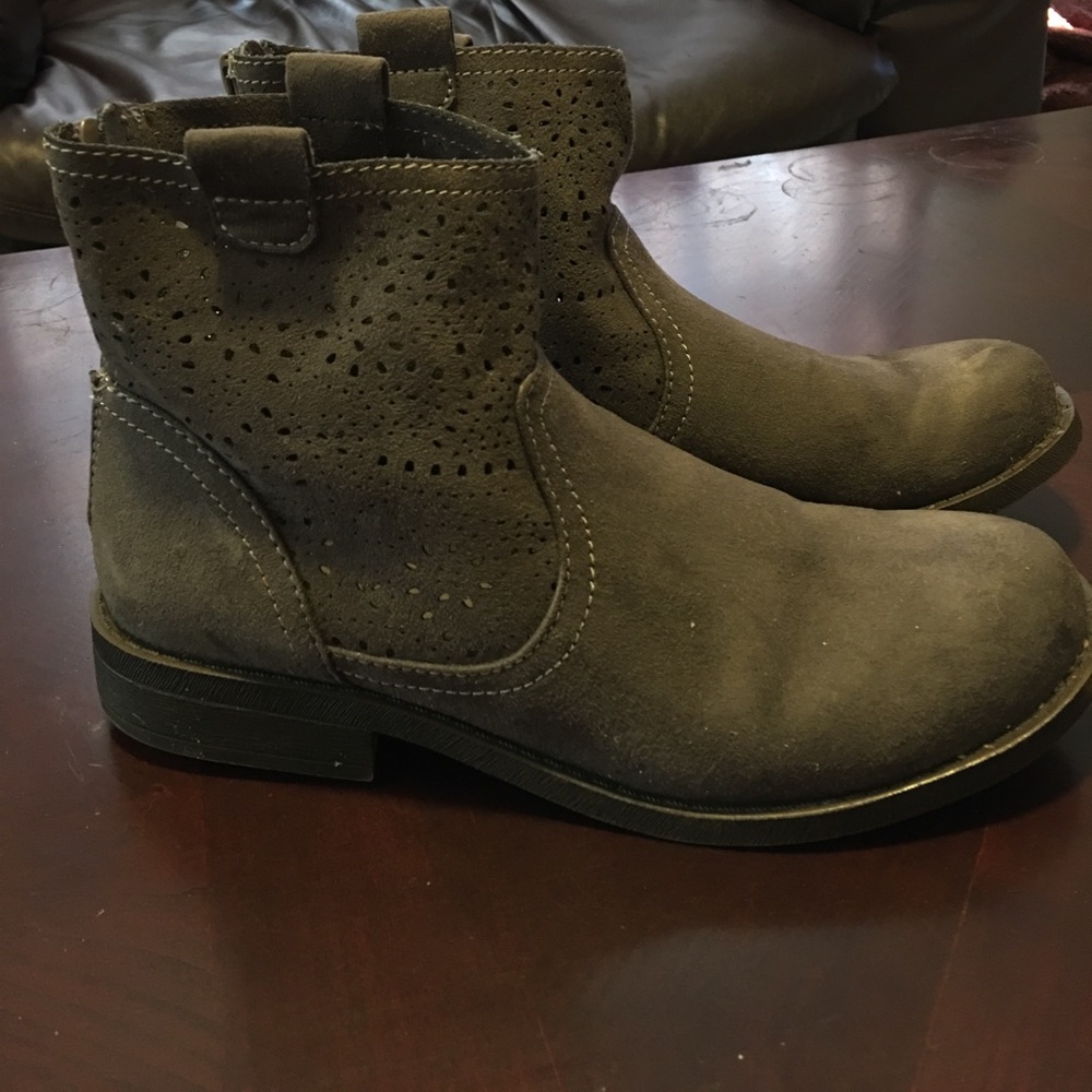 Peephole design booties