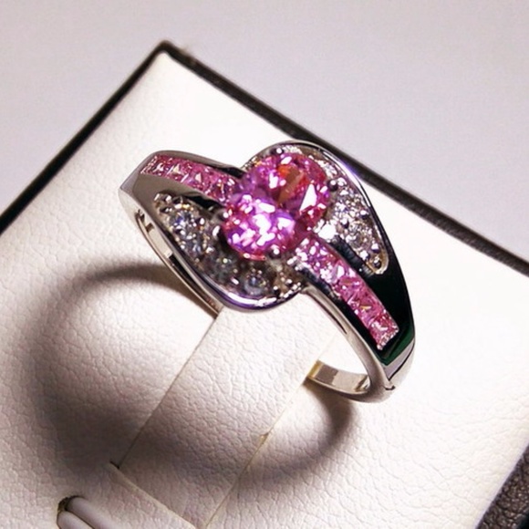 Womn's Ring - Picture 2 of 4