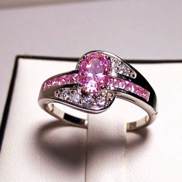 Womn's Ring - Picture 3 of 4