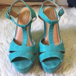 Charlotte Russe, Teal wedges