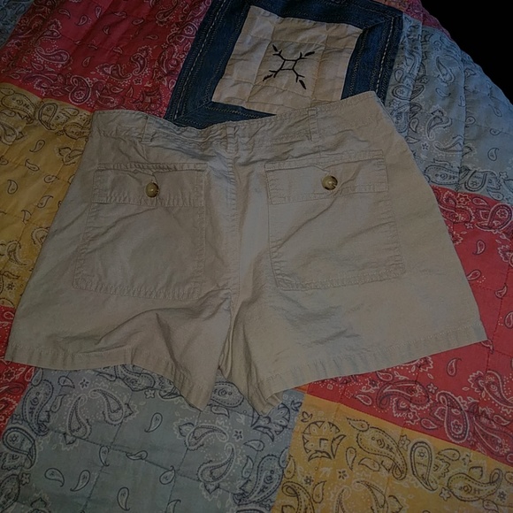 Khaki shorts - Picture 3 of 3