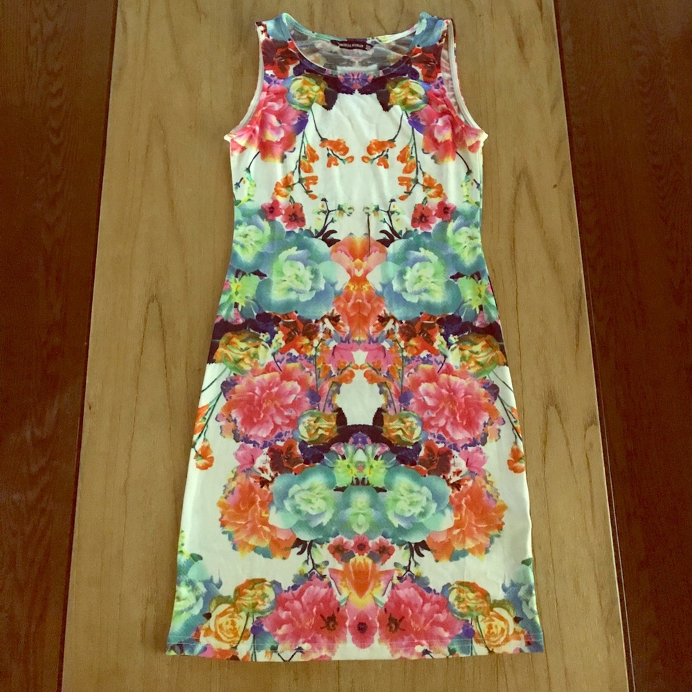 Gorgeous fitting floral mini dress