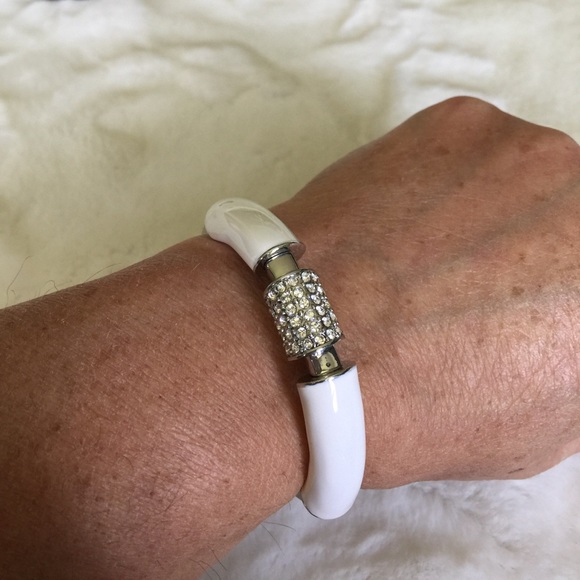 White stretch bangle - Picture 7 of 8