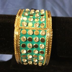 Light green necklace in gold accent