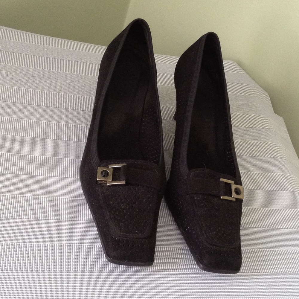 Stuart Weitzman timeless suede pump