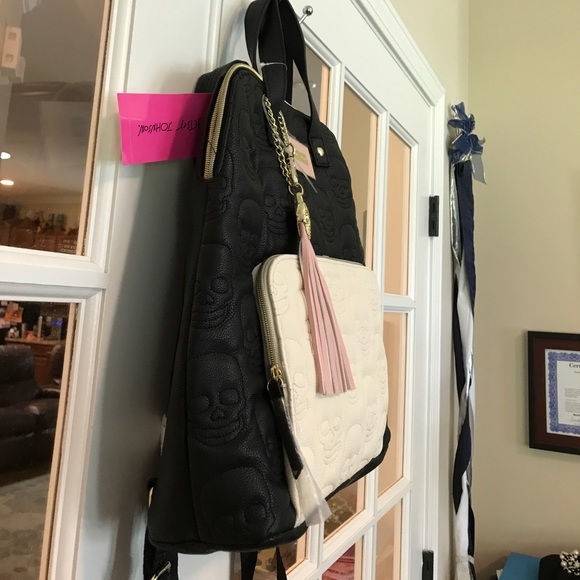 LAST ONE‼️ HP🎉- Betsey Johnson Lrg Skull Bckp 5🌟 - Picture 2 of 8