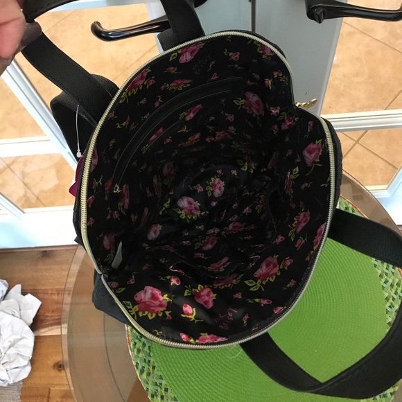 LAST ONE‼️ HP🎉- Betsey Johnson Lrg Skull Bckp 5🌟 - Picture 7 of 8