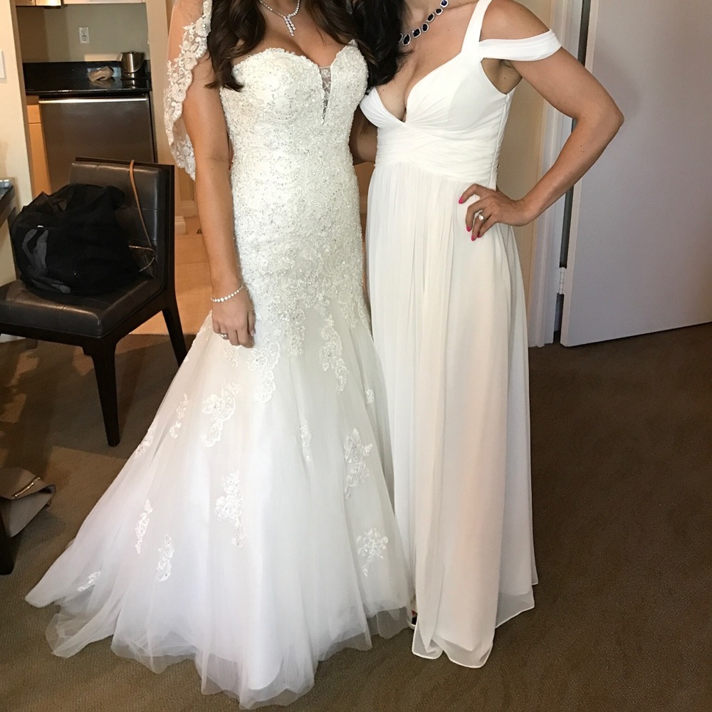 WEDDING DRESS. ONLY WORN ONCE. 💕💜💕