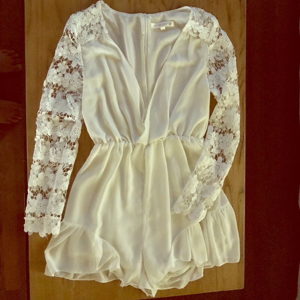 ROMPER Super cute, lace sleeves romper