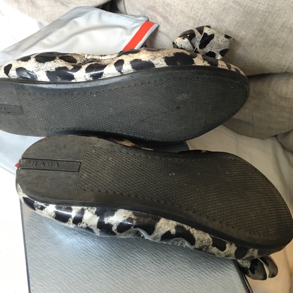 Prada flats in grey leopard print patent leather - Picture 3 of 6