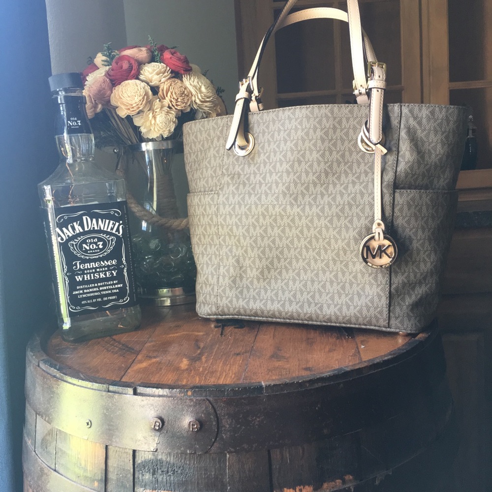 Michael Kors Jet Set Tote in Mocha