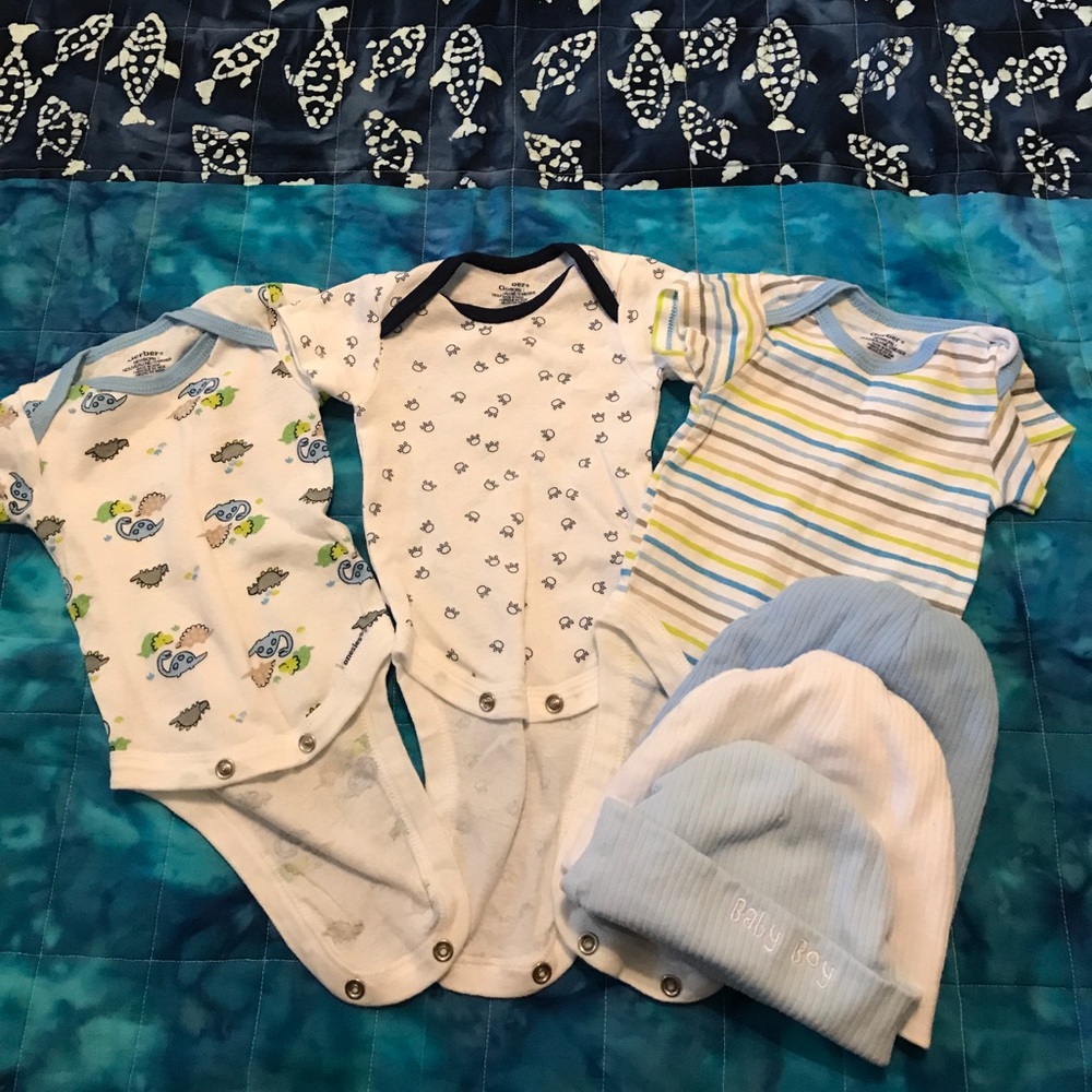 Set of onesies and hats.