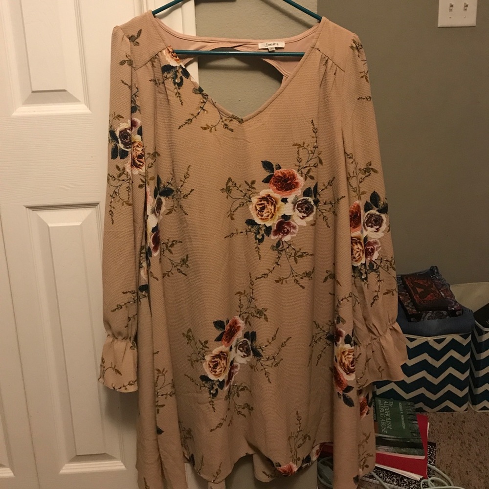 *SOLD*Flowing knee length dress with keyhole backs