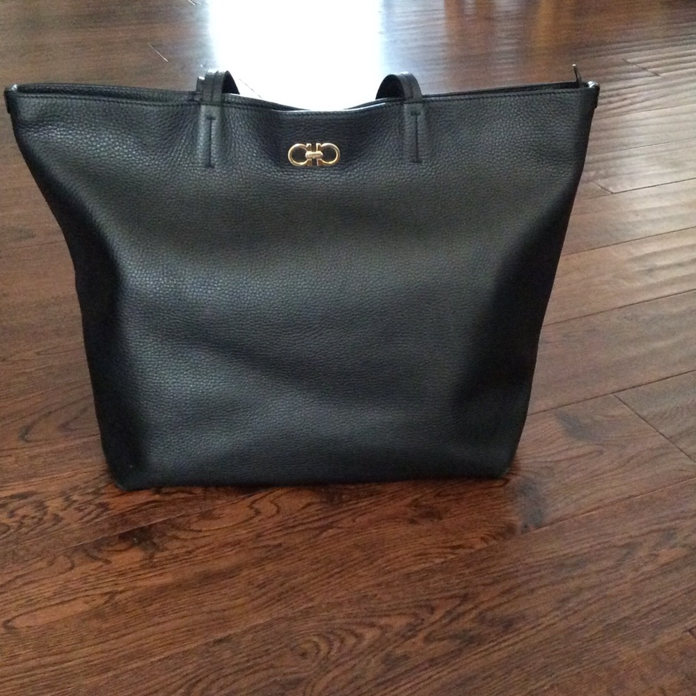 Ferragamo - Black Pebbled Leather Gina Tote