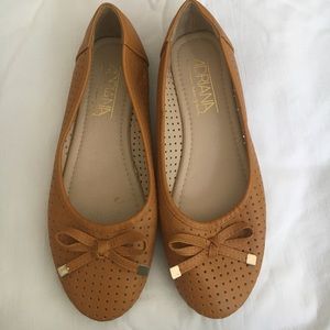 NEVER WORN Tan Flats with Bow