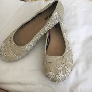 NEVER WORN cream Flats